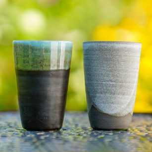 EM-Keramik Steinzeug Becher mit ca 350 ml Volumen. Erhältlich in 2 Varianten. Paros (grau/beige) und Symi (schwarz/türkis). Von EM-Chiemgau